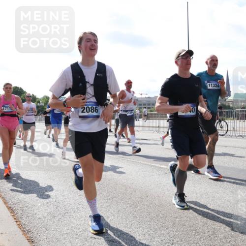 29.06.2025 - hella hamburg halbmarathon Lena Gebhardt http://msf.ph/oto/8333157 29.06.2025 10:00:28 Lombardsbrücke 12512, 1711, 9450, 11960, 2086, 1149, 11324, 304, 1006, 1019, 1125, 1180, 1239, 1264, 1526, 1544, 1568, 1583, 1611, 1681, 2027, 2086, 2099, 2159, 2236, 2346, 2426, 2447, 2474, 2582, 2584, 2606, 2652, 2677, 2730, 2982, 3042, 3177, 3181, 3319, 3400, 3794, 3861, 3898, 4013, 4231, 4419, 4579, 4594, 4632, 4767, 4796, 4813, 4940, 4945, 5272, 5341, 5643, 5728, 6082, 6084, 6104, 6138, 6220, 6260, 6443, 6462, 6470, 6581, 9553, 9555, 9577, 10599 meine-sportfotos.de
