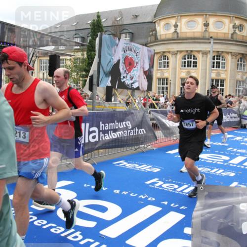 29.06.2025 - hella hamburg halbmarathon Michael Strokosch http://msf.ph/oto/8333195 29.06.2025 10:50:07 Ziel 1216, 1321, 1507, 2020, 3562, 3692, 3852, 7100, 7657, 8313, 9031, 9213, 9303, 9965, 12203, 12271, 13225, 13282, 13758, 14257, 16403, 18228, 18657, 18658, 18884, 19112 meine-sportfotos.de