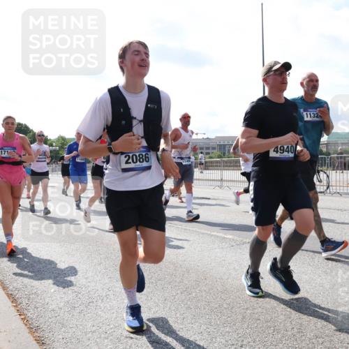 29.06.2025 - hella hamburg halbmarathon Lena Gebhardt http://msf.ph/oto/8333197 29.06.2025 10:00:28 Lombardsbrücke 12512, 171, 2086, 4940, 1132, 1006, 1019, 1125, 1180, 1239, 1264, 1526, 1544, 1568, 1583, 1611, 1681, 2027, 2086, 2099, 2159, 2236, 2346, 2426, 2447, 2474, 2582, 2584, 2606, 2652, 2677, 2730, 2982, 3042, 3177, 3181, 3319, 3400, 3794, 3861, 3898, 4013, 4231, 4419, 4579, 4594, 4632, 4767, 4796, 4813, 4940, 4945, 5272, 5341, 5643, 5728, 6082, 6084, 6104, 6138, 6220, 6260, 6443, 6462, 6470, 6581, 9553, 9555, 9577, 10599 meine-sportfotos.de