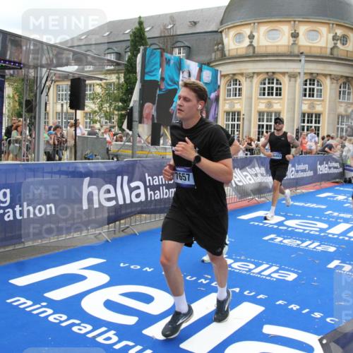29.06.2025 - hella hamburg halbmarathon Michael Strokosch http://msf.ph/oto/8333246 29.06.2025 10:50:07 Ziel 1216, 1321, 1507, 2020, 3562, 3692, 3852, 7100, 7657, 8313, 9031, 9213, 9303, 9965, 12203, 12271, 13225, 13282, 13758, 14257, 16403, 18228, 18657, 18658, 18884, 19112 meine-sportfotos.de