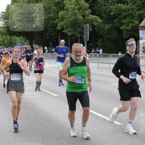 29.06.2025 - hella hamburg halbmarathon Jannik Wohlers http://msf.ph/oto/8333279 29.06.2025 10:40:32 Lombardsbrücke 1075, 1317, 1323, 2299, 2858, 3121, 3432, 3694, 4234, 4530, 4638, 4774, 4775, 5549, 5753, 6098, 6289, 6842, 7293, 7829, 8053, 8054, 8429, 8430, 8769, 9009, 9237, 9437, 10644, 11053, 11686, 11759, 12191, 12610, 12692, 12699, 14553, 14776, 16028, 16297, 16449, 16450, 16802, 17233, 17234, 17879, 18142, 18844, 19087 meine-sportfotos.de