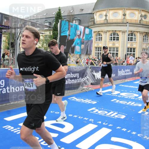 29.06.2025 - hella hamburg halbmarathon Michael Strokosch http://msf.ph/oto/8333296 29.06.2025 10:50:07 Ziel 1216, 1321, 1507, 2020, 3562, 3692, 3852, 7100, 7657, 8313, 9031, 9213, 9303, 9965, 12203, 12271, 13225, 13282, 13758, 14257, 16403, 18228, 18657, 18658, 18884, 19112 meine-sportfotos.de