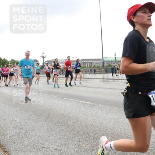 29.06.2025 - hella hamburg halbmarathon Lena Gebhardt http://msf.ph/oto/8333451 29.06.2025 10:47:35 Lombardsbrücke 9018, 14197, 625, 1444, 1045, 1246, 1434, 1463, 1523, 1618, 1639, 1704, 1926, 2148, 2407, 2491, 2537, 2545, 2704, 2790, 2882, 2994, 3049, 3339, 4037, 4184, 4325, 4423, 4483, 4806, 4895, 4974, 4975, 5621, 5622, 5895, 6255, 6256, 6879, 6995, 7403, 7427, 7430, 7431, 7630, 7631, 7970, 8105, 8131, 8270, 8310, 8550, 8706, 8915, 8953, 9018, 9687, 9696, 9697, 10658, 10991, 11351, 11458, 11730, 11738, 11802, 11909, 12431 meine-sportfotos.de