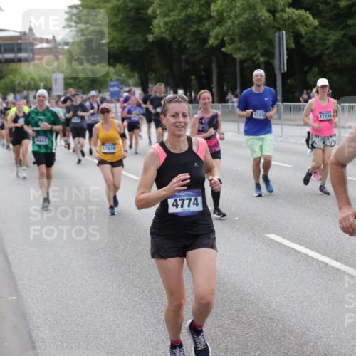 29.06.2025 - hella hamburg halbmarathon Jannik Wohlers http://msf.ph/oto/8333509 29.06.2025 10:40:33 Lombardsbrücke 1075, 1317, 2299, 2858, 3121, 3432, 3694, 4234, 4530, 4638, 4774, 4775, 5086, 5549, 5753, 6098, 6289, 6842, 7293, 7829, 8053, 8054, 8429, 8430, 8769, 9009, 9237, 9437, 10269, 10644, 11053, 11686, 11759, 12191, 12610, 12692, 12699, 14553, 14776, 16028, 16297, 16449, 16450, 16802, 17233, 17234, 17872, 17879, 18142, 18844, 19087 meine-sportfotos.de