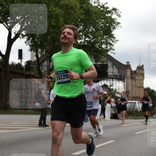 29.06.2025 - hella hamburg halbmarathon Yannick Fuchs http://msf.ph/oto/8333549 29.06.2025 10:51:50 20KM 1611, 2025, 2488, 2606, 2759, 2806, 2840, 2883, 2907, 3093, 3141, 3859, 4426, 4467, 4502, 4579, 4632, 4833, 5341, 5926, 6104, 6281, 6302, 6531, 6595, 7138, 7189, 7833, 8322, 8585, 9316, 9485, 10599, 10788, 11645, 13465, 13816, 14571, 15217, 15229, 16517, 16531, 17405, 17415, 17455, 17543, 18068, 18180, 18492, 18501, 18587, 18762, 18891 meine-sportfotos.de