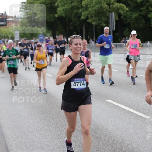 29.06.2025 - hella hamburg halbmarathon Jannik Wohlers http://msf.ph/oto/8333572 29.06.2025 10:40:33 Lombardsbrücke 1075, 1317, 2299, 2858, 3121, 3432, 3694, 4234, 4530, 4638, 4774, 4775, 5086, 5549, 5753, 6098, 6289, 6842, 7293, 7829, 8053, 8054, 8429, 8430, 8769, 9009, 9237, 9437, 10269, 10644, 11053, 11686, 11759, 12191, 12610, 12692, 12699, 14553, 14776, 16028, 16297, 16449, 16450, 16802, 17233, 17234, 17872, 17879, 18142, 18844, 19087 meine-sportfotos.de