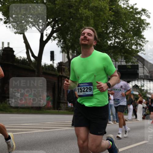 29.06.2025 - hella hamburg halbmarathon Yannick Fuchs http://msf.ph/oto/8333636 29.06.2025 10:51:50 20KM 1611, 2025, 2488, 2606, 2759, 2806, 2840, 2883, 2907, 3093, 3141, 3859, 4426, 4467, 4502, 4579, 4632, 4833, 5341, 5926, 6104, 6281, 6302, 6531, 6595, 7138, 7189, 7833, 8322, 8585, 9316, 9485, 10599, 10788, 11645, 13465, 13816, 14571, 15217, 15229, 16517, 16531, 17405, 17415, 17455, 17543, 18068, 18180, 18492, 18501, 18587, 18762, 18891 meine-sportfotos.de