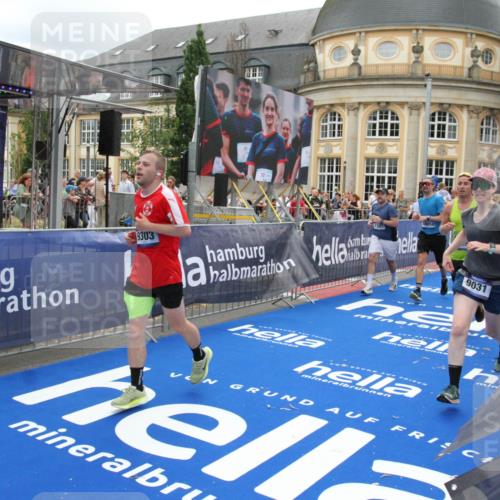 29.06.2025 - hella hamburg halbmarathon Michael Strokosch http://msf.ph/oto/8333696 29.06.2025 10:50:11 Ziel 1119, 1216, 1507, 2020, 3296, 3562, 7176, 8313, 9031, 9303, 9965, 11607, 12203, 12235, 13282, 14257, 16403, 18228, 18657, 18658, 18884 meine-sportfotos.de