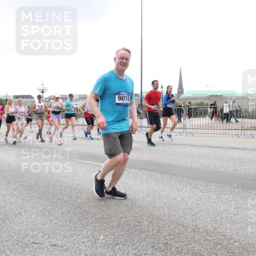 29.06.2025 - hella hamburg halbmarathon Lena Gebhardt http://msf.ph/oto/8333877 29.06.2025 10:47:36 Lombardsbrücke 197, 15413, 9969, 1020, 9018, 13737, 1045, 1246, 1434, 1463, 1523, 1618, 1639, 1704, 1926, 2148, 2407, 2491, 2537, 2545, 2704, 2790, 2882, 2994, 3049, 3339, 4037, 4184, 4325, 4423, 4483, 4806, 4895, 4974, 4975, 5621, 5622, 5886, 5895, 6255, 6256, 6879, 6995, 7403, 7427, 7430, 7431, 7630, 7631, 7970, 8077, 8105, 8131, 8270, 8310, 8550, 8706, 8915, 8953, 9018, 9687, 9696, 9697, 10658, 10991, 11351, 11458, 11730, 11738, 11802, 11909, 12431 meine-sportfotos.de