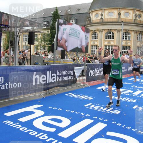 29.06.2025 - hella hamburg halbmarathon Michael Strokosch http://msf.ph/oto/8334056 29.06.2025 10:50:15 Ziel 1119, 1507, 3296, 3562, 7176, 7930, 7932, 8313, 8921, 10371, 11607, 12203, 12235, 13282, 14257, 15620, 18228, 18657, 18658, 18811, 19040 meine-sportfotos.de