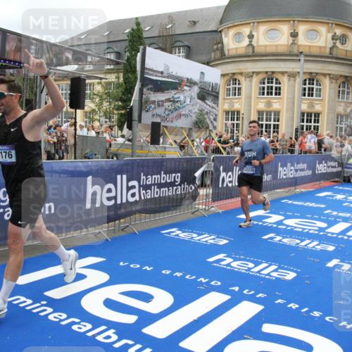 29.06.2025 - hella hamburg halbmarathon Michael Strokosch http://msf.ph/oto/8334150 29.06.2025 10:50:16 Ziel 1119, 3296, 7176, 7930, 7932, 8313, 8921, 10371, 11607, 12235, 13282, 13690, 15620, 18499, 18811, 19040 meine-sportfotos.de