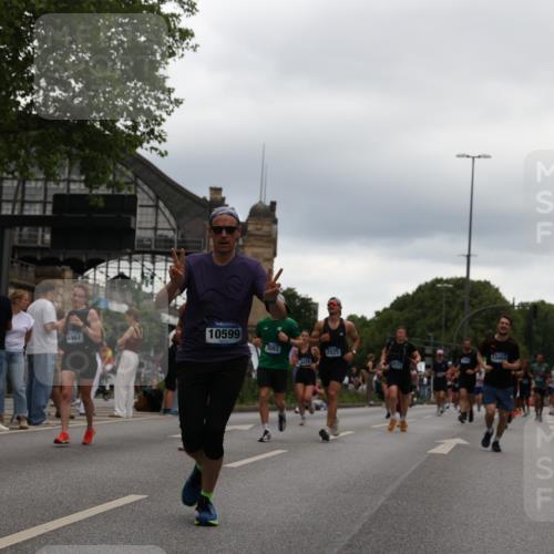 29.06.2025 - hella hamburg halbmarathon Yannick Fuchs http://msf.ph/oto/8334169 29.06.2025 10:51:51 20KM 1595, 1611, 2025, 2488, 2606, 2759, 2806, 2840, 2883, 2907, 3093, 3141, 3859, 4319, 4426, 4467, 4502, 4579, 4632, 4833, 5341, 5926, 6104, 6281, 6302, 6531, 6595, 7138, 7189, 8322, 8585, 9316, 9485, 10599, 10788, 11645, 13465, 13816, 14266, 14571, 15217, 15229, 16517, 16531, 17405, 17415, 17455, 17543, 18068, 18180, 18492, 18501, 18587, 18762, 18891 meine-sportfotos.de