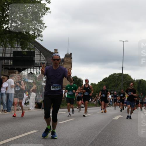 29.06.2025 - hella hamburg halbmarathon Yannick Fuchs http://msf.ph/oto/8334195 29.06.2025 10:51:51 20KM 1595, 1611, 2025, 2488, 2606, 2759, 2806, 2840, 2883, 2907, 3093, 3141, 3859, 4319, 4426, 4467, 4502, 4579, 4632, 4833, 5341, 5926, 6104, 6281, 6302, 6531, 6595, 7138, 7189, 8322, 8585, 9316, 9485, 10599, 10788, 11645, 13465, 13816, 14266, 14571, 15217, 15229, 16517, 16531, 17405, 17415, 17455, 17543, 18068, 18180, 18492, 18501, 18587, 18762, 18891 meine-sportfotos.de