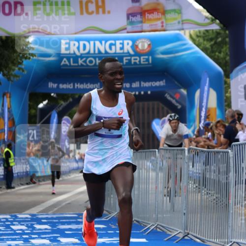 29.06.2025 - hella hamburg halbmarathon Strokosch-Dieckow http://msf.ph/oto/8334206 29.06.2025 10:01:00 Ziel 1, 5 meine-sportfotos.de