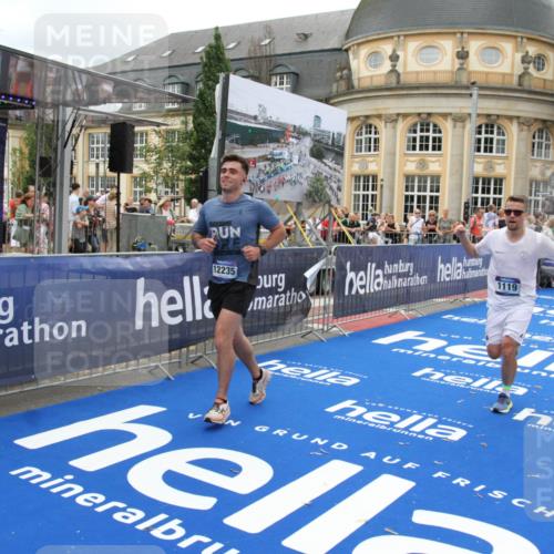 29.06.2025 - hella hamburg halbmarathon Michael Strokosch http://msf.ph/oto/8334247 29.06.2025 10:50:17 Ziel 1119, 3296, 4933, 7176, 7930, 7932, 8921, 10371, 11607, 12235, 13609, 13690, 15620, 16000, 18499, 18811, 19040 meine-sportfotos.de