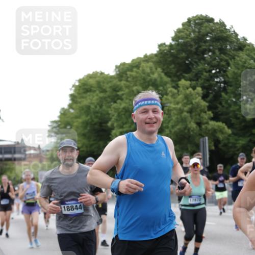 29.06.2025 - hella hamburg halbmarathon Jannik Wohlers http://msf.ph/oto/8334291 29.06.2025 10:40:43 Lombardsbrücke 1317, 1731, 2229, 2805, 4234, 4412, 4638, 4774, 5086, 5225, 5549, 6088, 6474, 6842, 7661, 7821, 7829, 8293, 8385, 8751, 8769, 8878, 9962, 10269, 10407, 10644, 10835, 11759, 11851, 13168, 13778, 13848, 14253, 14553, 14776, 15076, 15953, 16297, 16454, 16802, 16846, 16981, 17233, 17234, 17872, 17879, 18142, 18494, 18580, 18844 meine-sportfotos.de