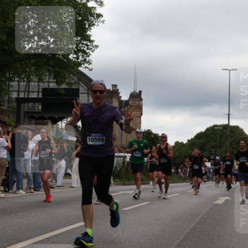 29.06.2025 - hella hamburg halbmarathon Yannick Fuchs http://msf.ph/oto/8334331 29.06.2025 10:51:52 20KM 1595, 1611, 2025, 2488, 2606, 2759, 2806, 2840, 2883, 2907, 3093, 3141, 3859, 4319, 4426, 4467, 4502, 4579, 4632, 4833, 5341, 5926, 6104, 6281, 6302, 6531, 6595, 7138, 7189, 8322, 8585, 9316, 9485, 10599, 10788, 11645, 12585, 13465, 13816, 13880, 14266, 14571, 15217, 15229, 16517, 16531, 17405, 17415, 17455, 17543, 18068, 18180, 18492, 18501, 18587, 18762, 18891 meine-sportfotos.de