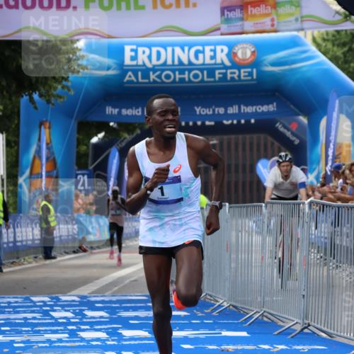 29.06.2025 - hella hamburg halbmarathon Strokosch-Dieckow http://msf.ph/oto/8334363 29.06.2025 10:01:00 Ziel 1, 5 meine-sportfotos.de