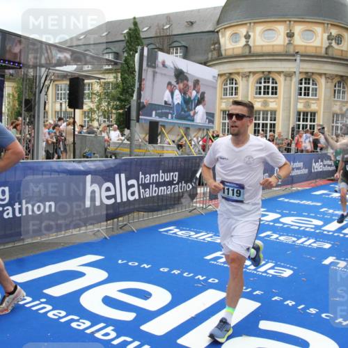 29.06.2025 - hella hamburg halbmarathon Michael Strokosch http://msf.ph/oto/8334378 29.06.2025 10:50:18 Ziel 1119, 3296, 4933, 7176, 7930, 7932, 8921, 10371, 11607, 12235, 12949, 13609, 13690, 15620, 16000, 16242, 18499, 18811, 19040 meine-sportfotos.de