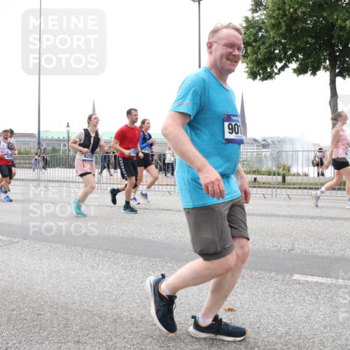 29.06.2025 - hella hamburg halbmarathon Lena Gebhardt http://msf.ph/oto/8334410 29.06.2025 10:47:37 Lombardsbrücke 102, 10075, 6255, 3737, 901, 1045, 1246, 1434, 1463, 1523, 1618, 1639, 1704, 1926, 2148, 2407, 2491, 2537, 2545, 2704, 2790, 2882, 2994, 3049, 3339, 4037, 4184, 4325, 4423, 4483, 4806, 4856, 4895, 4974, 4975, 5621, 5622, 5886, 5895, 6255, 6256, 6879, 6995, 7403, 7427, 7430, 7431, 7630, 7631, 7970, 8077, 8105, 8131, 8270, 8310, 8550, 8915, 8953, 9018, 9687, 9696, 9697, 10658, 10991, 11351, 11458, 11730, 11738, 11802, 11909, 12431 meine-sportfotos.de