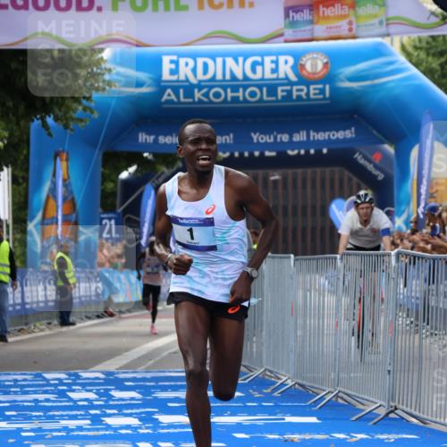 29.06.2025 - hella hamburg halbmarathon Strokosch-Dieckow http://msf.ph/oto/8334434 29.06.2025 10:01:00 Ziel 1, 5 meine-sportfotos.de