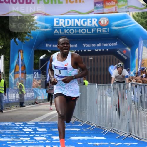 29.06.2025 - hella hamburg halbmarathon Strokosch-Dieckow http://msf.ph/oto/8334475 29.06.2025 10:01:00 Ziel 1, 5 meine-sportfotos.de