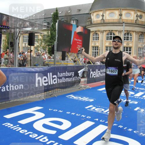 29.06.2025 - hella hamburg halbmarathon Michael Strokosch http://msf.ph/oto/8334520 29.06.2025 10:50:18 Ziel 1119, 3296, 4933, 7176, 7930, 7932, 8921, 10371, 11607, 12235, 12949, 13609, 13690, 15620, 16000, 16242, 18499, 18811, 19040 meine-sportfotos.de