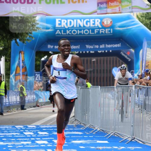 29.06.2025 - hella hamburg halbmarathon Strokosch-Dieckow http://msf.ph/oto/8334540 29.06.2025 10:01:00 Ziel 1, 5 meine-sportfotos.de