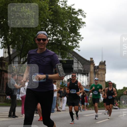 29.06.2025 - hella hamburg halbmarathon Yannick Fuchs http://msf.ph/oto/8334569 29.06.2025 10:51:52 20KM 1595, 1611, 2025, 2488, 2606, 2759, 2806, 2840, 2883, 2907, 3093, 3141, 3859, 4319, 4426, 4467, 4502, 4579, 4632, 4833, 5341, 5926, 6104, 6281, 6302, 6531, 6595, 7138, 7189, 8322, 8585, 9316, 9485, 10599, 10788, 11645, 12585, 13465, 13816, 13880, 14266, 14571, 15217, 15229, 16517, 16531, 17405, 17415, 17455, 17543, 18068, 18180, 18492, 18501, 18587, 18762, 18891 meine-sportfotos.de