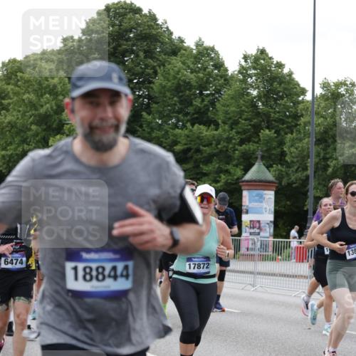 29.06.2025 - hella hamburg halbmarathon Jannik Wohlers http://msf.ph/oto/8334602 29.06.2025 10:40:44 Lombardsbrücke 1317, 1731, 2229, 2805, 4234, 4412, 4638, 5086, 5225, 5549, 6088, 6474, 6842, 7661, 7821, 7829, 8293, 8385, 8751, 8769, 8878, 8992, 9962, 10269, 10407, 10644, 10835, 11759, 11851, 13168, 13778, 13848, 14253, 14553, 14776, 15076, 15953, 16297, 16454, 16802, 16846, 16981, 17233, 17234, 17872, 17879, 18142, 18494, 18580, 18844, 18888 meine-sportfotos.de