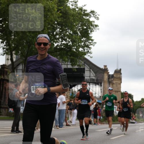 29.06.2025 - hella hamburg halbmarathon Yannick Fuchs http://msf.ph/oto/8334622 29.06.2025 10:51:52 20KM 1595, 1611, 2025, 2488, 2606, 2759, 2806, 2840, 2883, 2907, 3093, 3141, 3859, 4319, 4426, 4467, 4502, 4579, 4632, 4833, 5341, 5926, 6104, 6281, 6302, 6531, 6595, 7138, 7189, 8322, 8585, 9316, 9485, 10599, 10788, 11645, 12585, 13465, 13816, 13880, 14266, 14571, 15217, 15229, 16517, 16531, 17405, 17415, 17455, 17543, 18068, 18180, 18492, 18501, 18587, 18762, 18891 meine-sportfotos.de