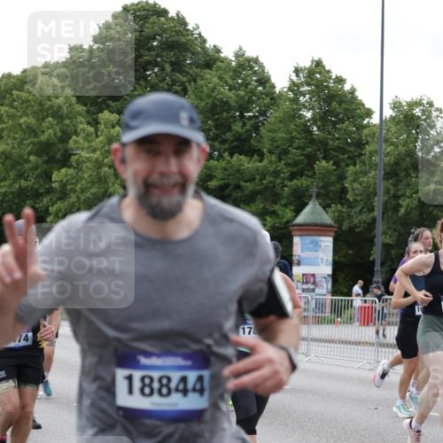 29.06.2025 - hella hamburg halbmarathon Jannik Wohlers http://msf.ph/oto/8334623 29.06.2025 10:40:44 Lombardsbrücke 1317, 1731, 2229, 2805, 4234, 4412, 4638, 5086, 5225, 5549, 6088, 6474, 6842, 7661, 7821, 7829, 8293, 8385, 8751, 8769, 8878, 8992, 9962, 10269, 10407, 10644, 10835, 11759, 11851, 13168, 13778, 13848, 14253, 14553, 14776, 15076, 15953, 16297, 16454, 16802, 16846, 16981, 17233, 17234, 17872, 17879, 18142, 18494, 18580, 18844, 18888 meine-sportfotos.de