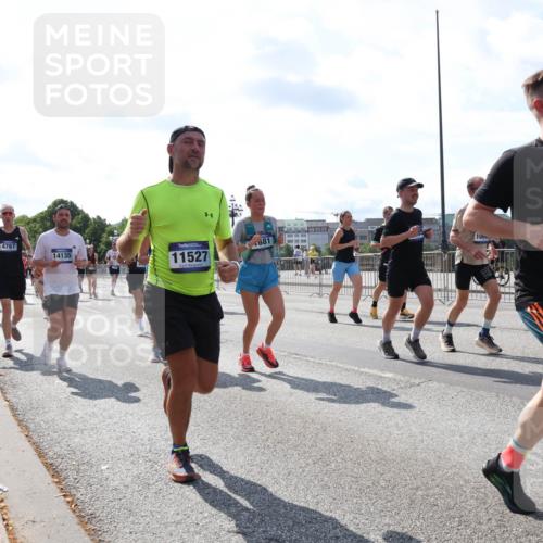 29.06.2025 - hella hamburg halbmarathon Lena Gebhardt http://msf.ph/oto/8334659 29.06.2025 10:00:32 Lombardsbrücke 4767, 14135, 11527, 681, 5643, 1019, 1180, 1239, 1264, 1526, 1544, 1568, 1583, 1611, 1681, 2027, 2086, 2099, 2159, 2236, 2346, 2426, 2447, 2474, 2582, 2584, 2606, 2652, 2730, 2982, 3042, 3059, 3141, 3177, 3181, 3319, 3400, 3794, 3861, 3898, 3983, 4419, 4579, 4594, 4632, 4767, 4796, 4813, 4940, 4945, 5272, 5418, 5643, 5728, 6082, 6084, 6104, 6138, 6220, 6260, 6443, 6470, 6581, 8478, 8632, 9553, 9555, 9577, 10074, 10599 meine-sportfotos.de