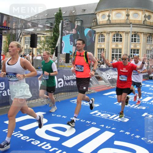 29.06.2025 - hella hamburg halbmarathon Michael Strokosch http://msf.ph/oto/8334796 29.06.2025 10:50:20 Ziel 1119, 4933, 7930, 7932, 8921, 10371, 11607, 12949, 13609, 13690, 14034, 15620, 16000, 16242, 18499, 18811, 19040 meine-sportfotos.de