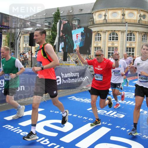 29.06.2025 - hella hamburg halbmarathon Michael Strokosch http://msf.ph/oto/8334826 29.06.2025 10:50:21 Ziel 4933, 7930, 7932, 8921, 10371, 12949, 13609, 13690, 14034, 15620, 16000, 16242, 18499, 18811, 19040 meine-sportfotos.de