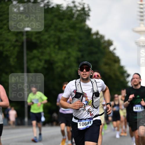 29.06.2025 - hella hamburg halbmarathon Dr. Thomas Lammeyer http://msf.ph/oto/8334976 29.06.2025 09:55:55 Kennedybrücke 1057, 1139, 1169, 1512, 1604, 3305, 3618, 4565, 4871, 4915, 5007, 5011, 5047, 5231, 5336, 5690, 6373, 6700, 6711, 7185, 7710, 8564, 8852, 9444, 9547, 10493, 10691, 10741, 11062 meine-sportfotos.de