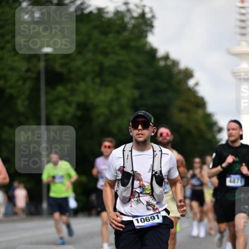 29.06.2025 - hella hamburg halbmarathon Dr. Thomas Lammeyer http://msf.ph/oto/8334984 29.06.2025 09:55:55 Kennedybrücke 1057, 1139, 1169, 1512, 1604, 3305, 3618, 4565, 4871, 4915, 5007, 5011, 5047, 5231, 5336, 5690, 6373, 6700, 6711, 7185, 7710, 8564, 8852, 9444, 9547, 10493, 10691, 10741, 11062 meine-sportfotos.de