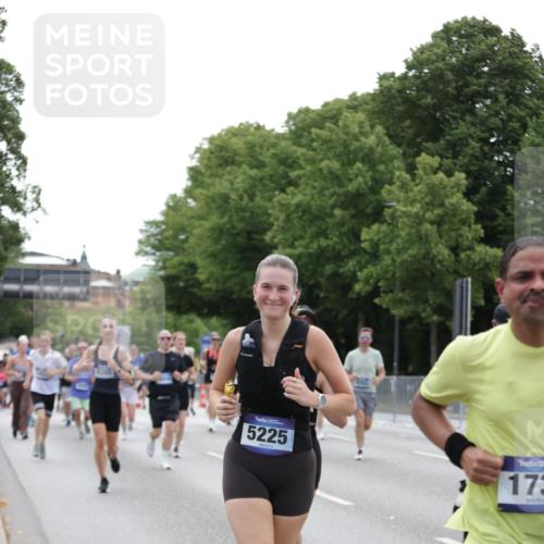29.06.2025 - hella hamburg halbmarathon Jannik Wohlers http://msf.ph/oto/8335149 29.06.2025 10:40:49 Lombardsbrücke 1317, 1731, 2229, 2805, 3532, 3533, 4412, 4638, 5086, 5225, 5549, 5688, 5689, 5928, 6088, 6250, 6474, 7661, 7821, 7829, 8293, 8385, 8586, 8751, 8769, 8878, 8992, 9962, 10181, 10269, 10407, 10644, 10835, 11759, 11851, 13168, 13299, 13373, 13778, 13848, 14253, 14376, 14776, 15076, 15953, 16260, 16454, 16559, 16802, 16846, 16981, 17370, 17872, 18142, 18494, 18580, 18844, 18888 meine-sportfotos.de