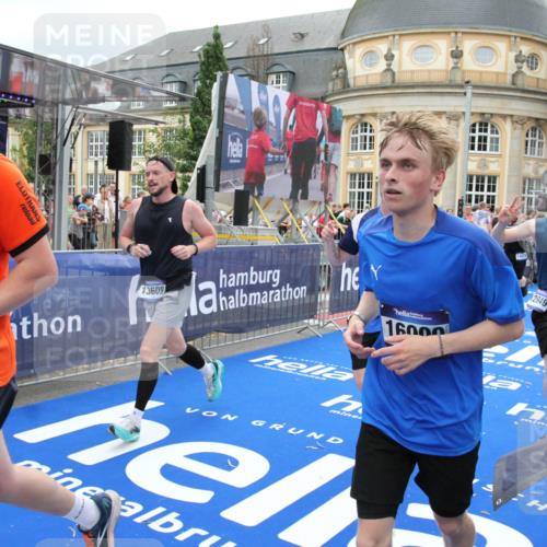 29.06.2025 - hella hamburg halbmarathon Michael Strokosch http://msf.ph/oto/8335158 29.06.2025 10:50:24 Ziel 4247, 4933, 6795, 8899, 8921, 12035, 12949, 13609, 13690, 14034, 16000, 16242, 18499 meine-sportfotos.de
