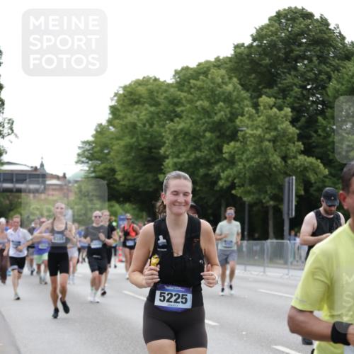 29.06.2025 - hella hamburg halbmarathon Jannik Wohlers http://msf.ph/oto/8335185 29.06.2025 10:40:49 Lombardsbrücke 1317, 1731, 2229, 2805, 3532, 3533, 4412, 4638, 5086, 5225, 5549, 5688, 5689, 5928, 6088, 6250, 6474, 7661, 7821, 7829, 8293, 8385, 8586, 8751, 8769, 8878, 8992, 9962, 10181, 10269, 10407, 10644, 10835, 11759, 11851, 13168, 13299, 13373, 13778, 13848, 14253, 14376, 14776, 15076, 15953, 16260, 16454, 16559, 16802, 16846, 16981, 17370, 17872, 18142, 18494, 18580, 18844, 18888 meine-sportfotos.de