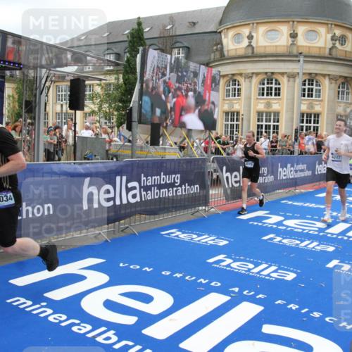 29.06.2025 - hella hamburg halbmarathon Michael Strokosch http://msf.ph/oto/8335203 29.06.2025 10:50:27 Ziel 4127, 4247, 6795, 8899, 11455, 12035, 12624, 12949, 14034, 16242, 18394 meine-sportfotos.de