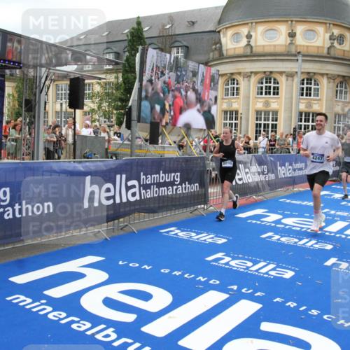 29.06.2025 - hella hamburg halbmarathon Michael Strokosch http://msf.ph/oto/8335214 29.06.2025 10:50:27 Ziel 4127, 4247, 6795, 8899, 11455, 12035, 12624, 12949, 14034, 16242, 18394 meine-sportfotos.de