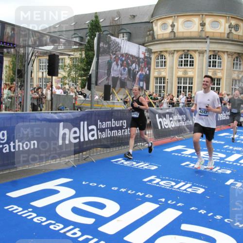 29.06.2025 - hella hamburg halbmarathon Michael Strokosch http://msf.ph/oto/8335240 29.06.2025 10:50:28 Ziel 4127, 4247, 6795, 8899, 11455, 12035, 12624, 14034, 14626, 17319, 18394 meine-sportfotos.de
