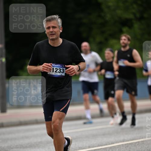 29.06.2025 - hella hamburg halbmarathon Dr. Thomas Lammeyer http://msf.ph/oto/8335278 29.06.2025 10:39:59 Kennedybrücke 1336, 2352, 2412, 2827, 3828, 4413, 4965, 5147, 6029, 6189, 6867, 7275, 8356, 8567, 8947, 9470, 9819, 10047, 10565, 10567, 10652, 11187, 11198, 11233, 11359 meine-sportfotos.de
