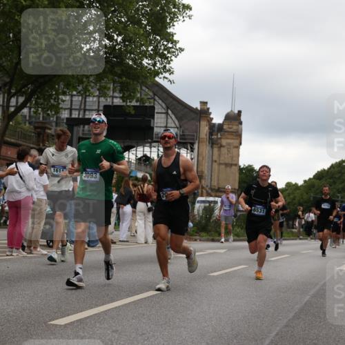 29.06.2025 - hella hamburg halbmarathon Yannick Fuchs http://msf.ph/oto/8335321 29.06.2025 10:51:54 20KM 1595, 1611, 2025, 2488, 2606, 2656, 2759, 2806, 2840, 2883, 2907, 3093, 3859, 4319, 4426, 4467, 4502, 4579, 4632, 4833, 5277, 5341, 5926, 6104, 6281, 6302, 6531, 6595, 7138, 7189, 8322, 8585, 9316, 9485, 10599, 10788, 11645, 12585, 13465, 13816, 13880, 14266, 14571, 15217, 15229, 16517, 16531, 17405, 17415, 17455, 17543, 17827, 18068, 18180, 18492, 18501, 18587, 18762, 18891 meine-sportfotos.de