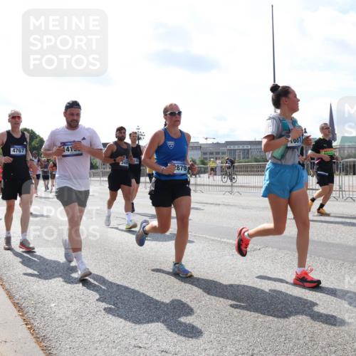 29.06.2025 - hella hamburg halbmarathon Lena Gebhardt http://msf.ph/oto/8335323 29.06.2025 10:00:32 Lombardsbrücke 4767, 141, 340789, 2879, 1081, 1019, 1180, 1239, 1264, 1526, 1544, 1568, 1583, 1611, 1681, 2027, 2086, 2099, 2159, 2236, 2346, 2426, 2447, 2474, 2582, 2584, 2606, 2652, 2730, 2982, 3042, 3059, 3141, 3177, 3181, 3319, 3400, 3794, 3861, 3898, 3983, 4419, 4579, 4594, 4632, 4767, 4796, 4813, 4940, 4945, 5272, 5418, 5643, 5728, 6082, 6084, 6104, 6138, 6220, 6260, 6443, 6470, 6581, 8478, 8632, 9553, 9555, 9577, 10074, 10599 meine-sportfotos.de