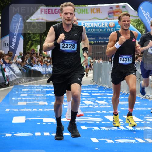 29.06.2025 - hella hamburg halbmarathon Strokosch-Dieckow http://msf.ph/oto/8335556 29.06.2025 10:33:48 Ziel 1743, 2228, 2243, 2746, 4246, 5193, 10865, 13771, 14310, 14466, 15500, 16243, 16755 meine-sportfotos.de