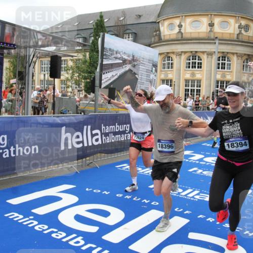 29.06.2025 - hella hamburg halbmarathon Michael Strokosch http://msf.ph/oto/8335689 29.06.2025 10:50:32 Ziel 3414, 4127, 5447, 6282, 6795, 7397, 8153, 11455, 12035, 12624, 13812, 14626, 16806, 17247, 17319, 18394 meine-sportfotos.de