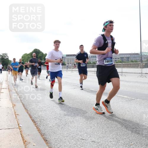 29.06.2025 - hella hamburg halbmarathon Lena Gebhardt http://msf.ph/oto/8335705 29.06.2025 10:13:19 Lombardsbrücke 32, 8913, 16030, 1007, 1020, 1051, 1747, 1859, 2055, 2942, 2961, 3218, 3360, 3728, 3729, 4187, 4532, 4795, 4950, 5546, 6489, 6717, 6724, 7346, 7446, 7447, 7460, 7873, 8279, 8398, 8405, 8913, 9141, 9527, 9612, 10067, 10402, 11720, 12492, 13331, 13928, 14404, 15531, 15663, 15922, 16030, 16255, 16323, 16437, 17474, 17699, 17988, 18048, 18222, 18231, 18320, 18530, 18732 meine-sportfotos.de