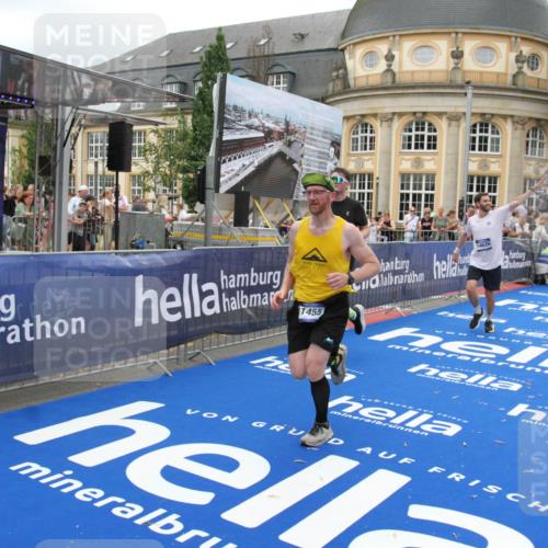 29.06.2025 - hella hamburg halbmarathon Michael Strokosch http://msf.ph/oto/8335866 29.06.2025 10:50:33 Ziel 3414, 4127, 5447, 6282, 6795, 7397, 8153, 8576, 11214, 11455, 12624, 13812, 14626, 15803, 16806, 17179, 17247, 17319, 18394 meine-sportfotos.de
